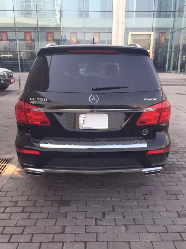 15款奔驰GL550吸引众多车迷艳慕的目光