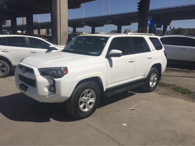 配置:丰田 超霸4Runner,4.0发动机,。 国5排放,分时四驱,ATRC,5速自动挡,七座,17寸轮毂,上下坡辅助,VSC,牵引控制,ABS,EBD,刹车辅助,前排气囊,膝盖气囊,儿童安全座椅固定卡扣,车身色保险杠,加热后视镜,LED尾灯,隐私玻璃,空调,6.1英寸触摸屏,USB,AUX,蓝牙,电动加热前排座椅,巡航定速,倒车影像,电动门锁,电动车窗,电动天窗,综合信息显示屏,脚踏板,脚垫。 外观方面,丰田超霸美规版新车长度和普拉多基本一样,车子比普拉多矮一点,宽一点。车重2180公斤,可能少两