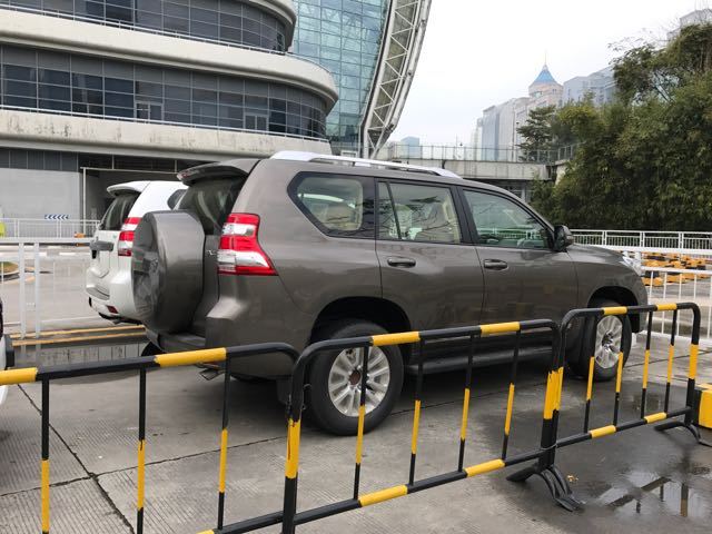 17款豐田霸道4000中東版現(xiàn)車鉅惠大甩-圖3