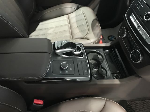 奔驰GLE前排中央扶手图