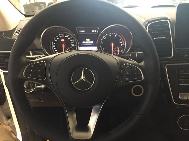 2017款奔驰gls550加版内饰极具奢华,充满科技感奔驰系列标志性的