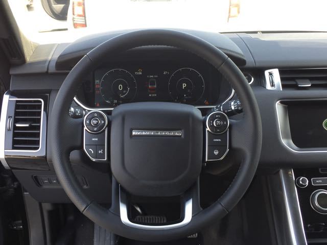 最惬心的便是外观和富含科技感的操控台了