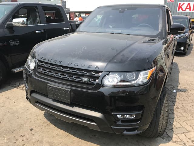 广大的内饰起首是舒适的根蒂根基，这点此款车子做到了。精彩的避震体系也在此做出了很大的进献。后部主动遮阳帘也是此款车的标配，为搭客仔细打造了优良的乘坐情况。