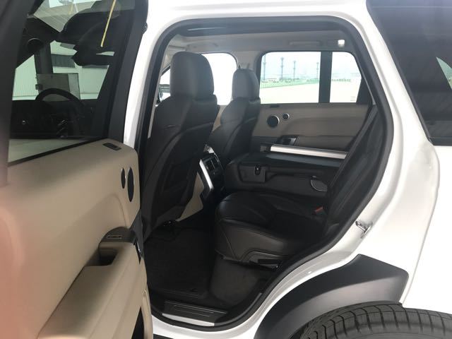 新的标的目的盘起首给各人带来了很好的驾驶手感，精准度和路感反馈做的异常出色。让驾驶员妙技轻松的驾驶又能精准完成种种行驶动作。