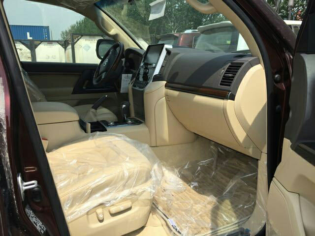 深红色丰田中东版酷路泽4000 别具一格的越野