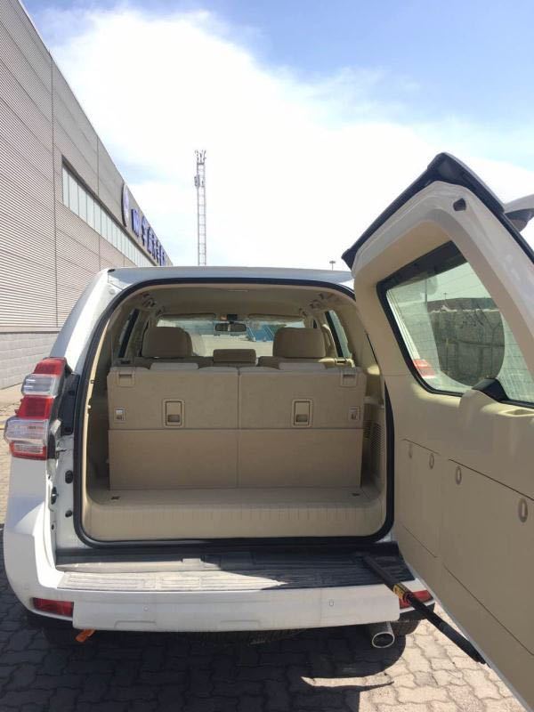 霸道2700 17款整体外观风格大气时尚,车身线条