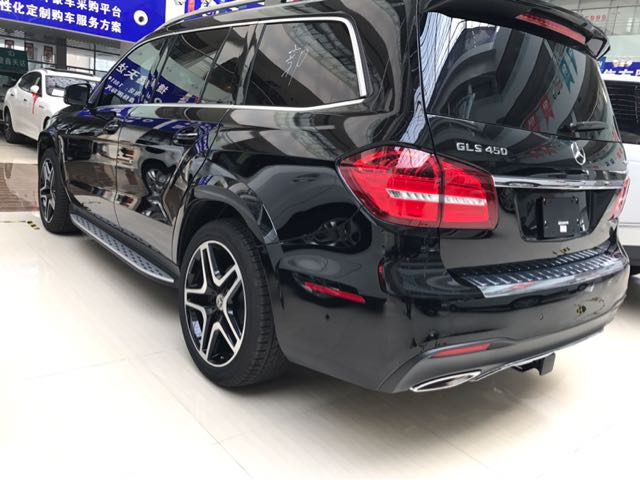 内容摘要 1、2018款加版奔驰GLS450 动力参数:进口类型:加拿大版 厂商:奔驰(平行进口) 长*宽*高:5131*1933*1849MM 车身结构:5门7座SUV 轴距:3076 整备质量:2420KG 最大拖挂质量:3500 油箱容积:100 排量:2996ML 最高车速:210 市区油耗:14.4 高速油耗:11.4 进气形式:双涡轮增压 气缸排列形式:V6 压缩比:10.