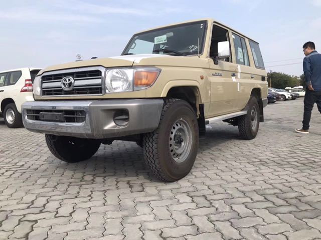 17款中东版丰田LC76 3C国五排放颜色:沙漠黄