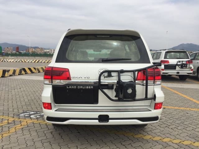18款丰田兰德酷路泽中东版,分为四种排量:4.0V6、4.6V8、5.7V8以及4.5V8柴油。这其中,销量最大的是4.0,也就是酷路泽4000。长*宽*高(mm):5095*1980*1890 轴距:2850 mm 满载质量:2600KG.4.0LV6发动机,275马力 202KW 394NM,六速手自一体变速箱(17款为五速变速箱)。全国购车热线:18722425556 袁经理(同微信) 2017年末,兰德酷路泽推出了2018款车型。目前,已经有相当一部分型号拥有了2018款车源,下面我们要介绍的这款