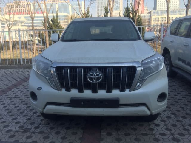 2017款丰田霸道2700性能王者前脸大气