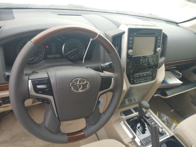 18款中东版丰田兰德酷路泽4000泥泞中绽放的