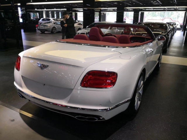 GT V8 4.0T Convertible ŷ