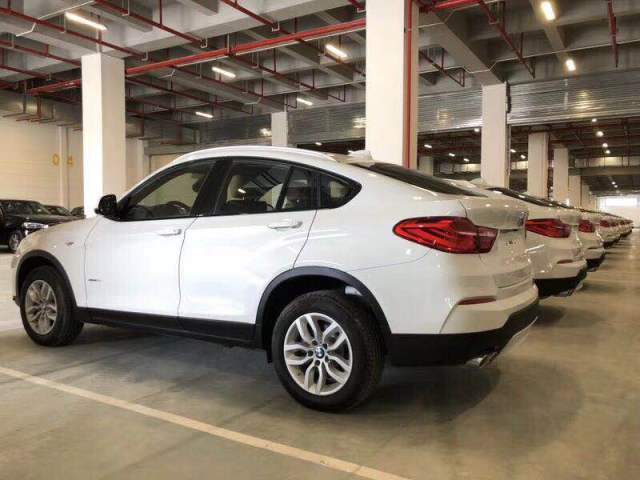2018款中东版宝马X4 28i 双肾格栅尺寸相比现款车型要更宽大,标配LED前大灯组,前保险杠的细节设计丰富,运用了不同材质组合,整体看起来要更加年轻运动一些。车身侧面,从B柱之后迅速下降的车顶弧线是全新宝马X4外形中最迷人的细节,也显示了其对老款车型经典元素的继承。车尾部分,新车的尾部线条细腻流畅,牌照框的下移增强了车尾的运动属性,愈发接近于跑车的设计风格。全国咨询热线:138-2138-6844 肖经理(同微信)全国可办理分期 或者各大引擎搜索天津港肖腾龙 2018款中东版宝马X4 28i配置: