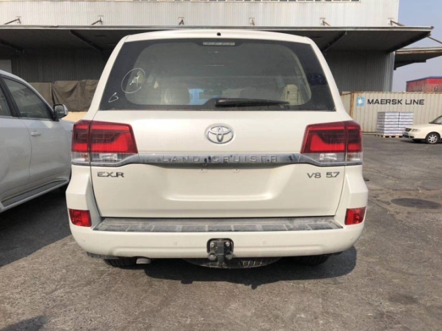 平行进口18款陆地巡洋舰5700低配和高配现车