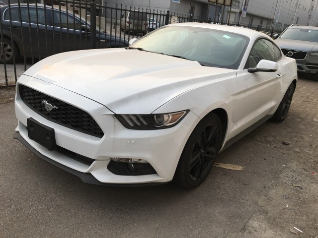 16款福特野马2.3t白色p版加性能包38万