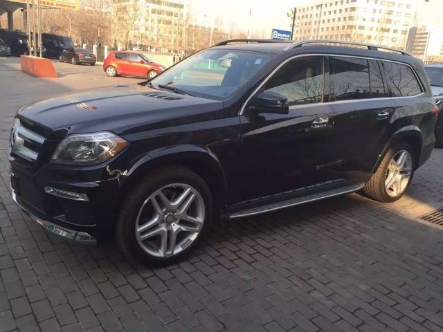 2015款奔驰gl550吸引众多车迷艳慕的目光