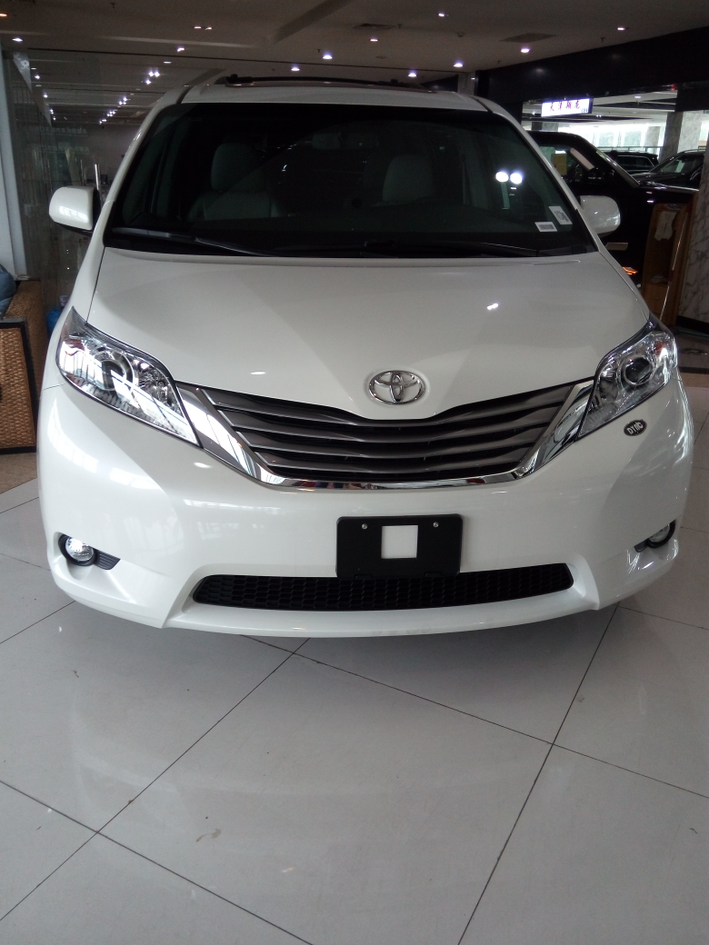 2016款丰田塞纳外观大气稳重而不使美观,属于耐看型的车,外观