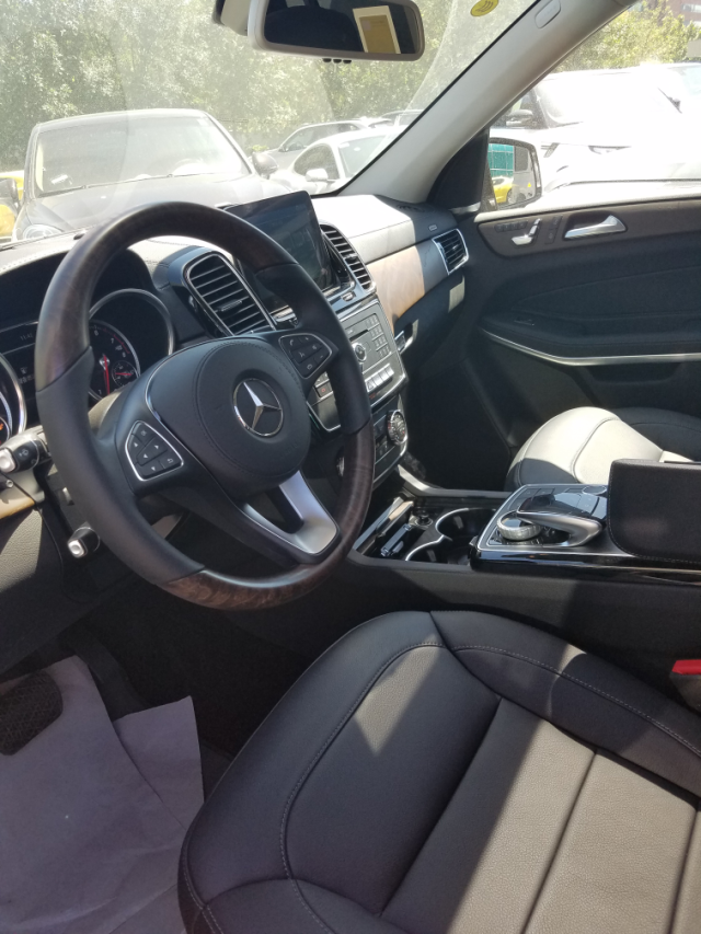 内饰方面:2017款奔驰gls550相比gl针对外观进行了细节上的调整,此次