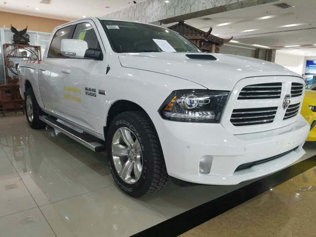 2016款道奇公羊高度外观上刚劲有力表现出皮卡车所具备的