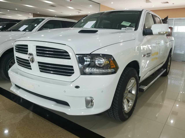 2016款道奇公羊高度外观上刚劲有力表现出皮卡车所具备的