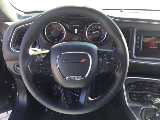 美规道奇挑战者新车内饰变化不大,新车采用了新的srt专属方向盘,中控