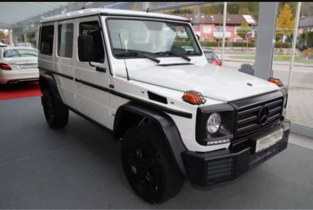 外观方面,进口奔驰g350显得"霸气外露".