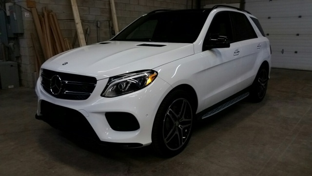 奔驰gle400硕大的三叉星辉标识霸气十足