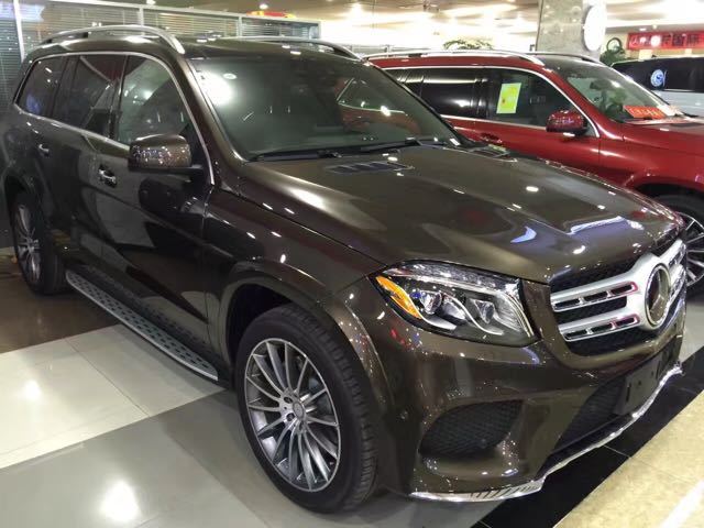 外观方面:2017款奔驰gls450作为现款gl级的中期改款车型,主要针对前