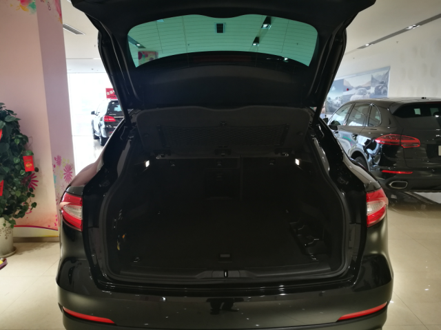 17款玛莎拉蒂莱万特驾乘空间达到了行政级轿车的级别,与此同时,后备箱