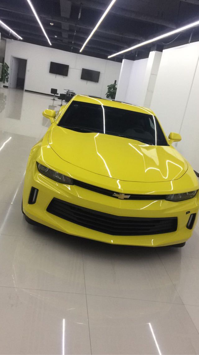 2016款雪佛兰科迈罗车内空间充满强烈的智能科技气息.