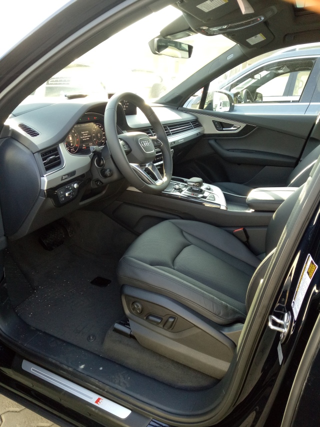 17款奥迪q7加版3.0t汽油的三排座椅最多可乘坐7名乘客.