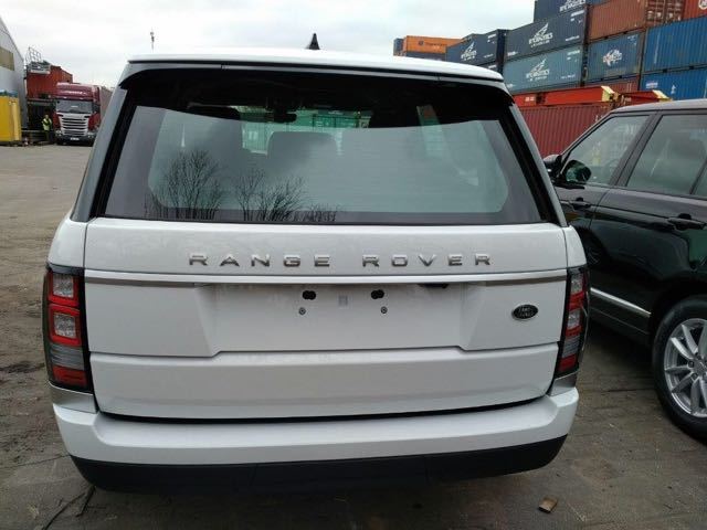 新一代路虎揽胜的车灯造型经过重新设计,加入小尾巴后变得更加妩媚有