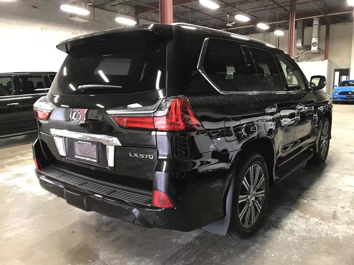 外观方面:17款雷克萨斯lx570在外观设计上更加有