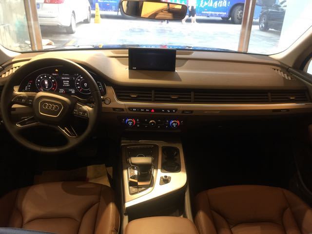 全新进口奥迪q7的内饰延续了奥迪一贯的严谨细致,这应该是奥迪内饰的