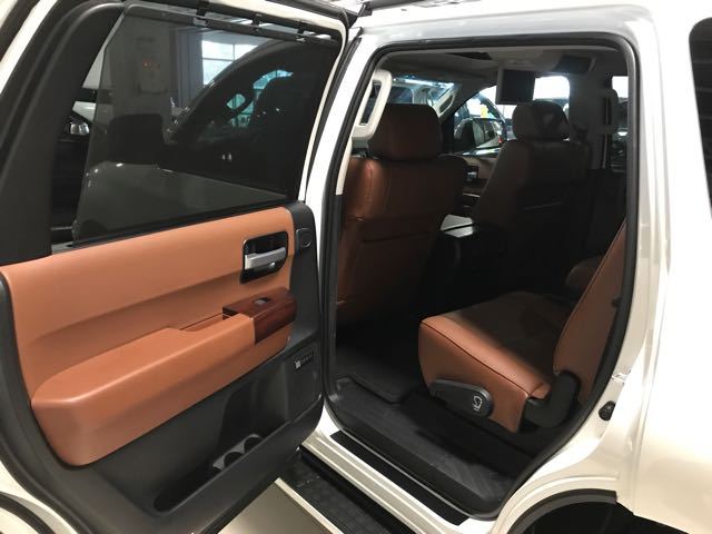 内饰方面:丰田红杉5700的内部空间采用了符合人体工学的设计理念,同时