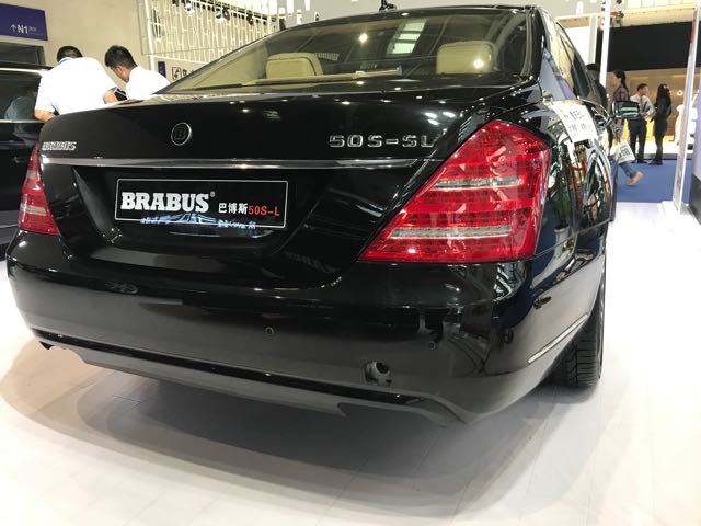 奔驰巴博斯50s加长版高端之选彰显品味,前后分仓设计,后部为专属商务