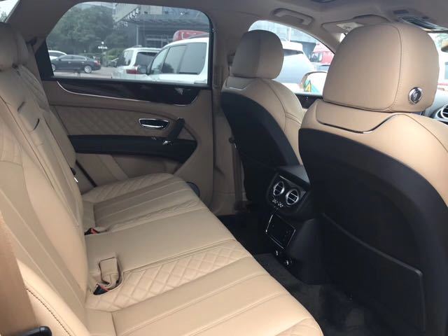 随时看车 当日提车 详情电询)宾利添越采用独立四座布局,后排座椅与