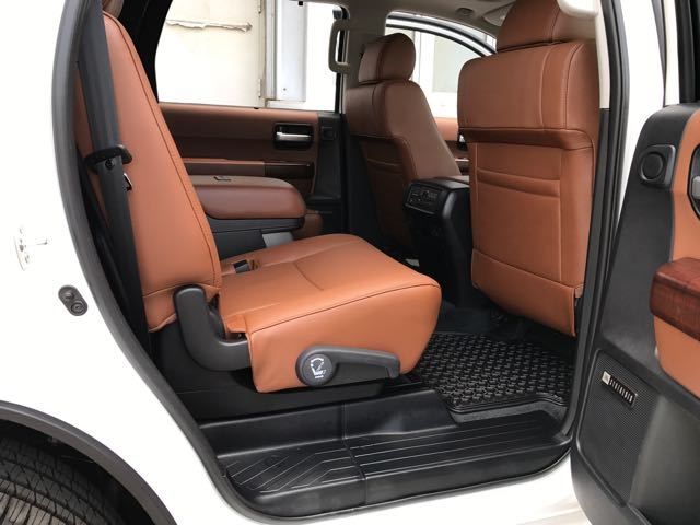 全新丰田红杉5700白金版的内部空间采用了符合人体工学的设计理念