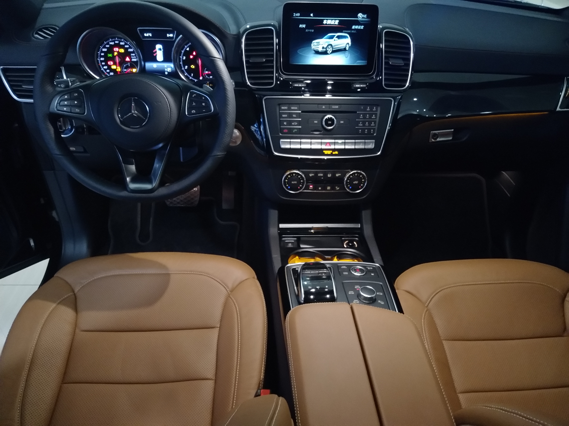18款奔驰gls450中控配备独立液晶显示屏,还增加有远程互联在线