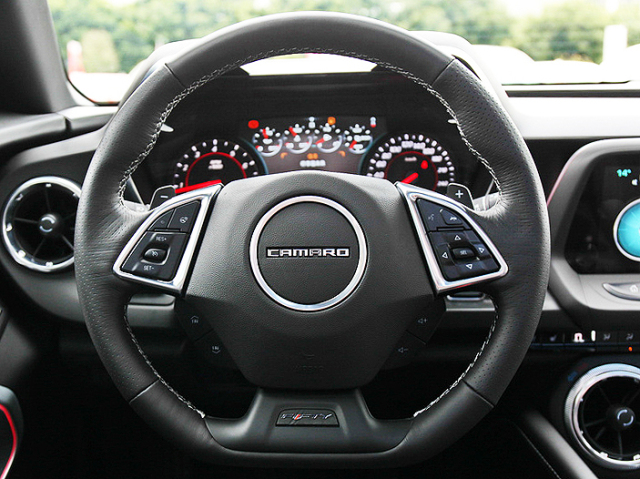 野马方向盘特写,整体造型比较符合大众审美.