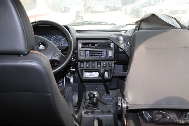 拉达涅瓦内饰简陋惨不忍睹,内饰件粗放无比,简直是怀旧到爆.