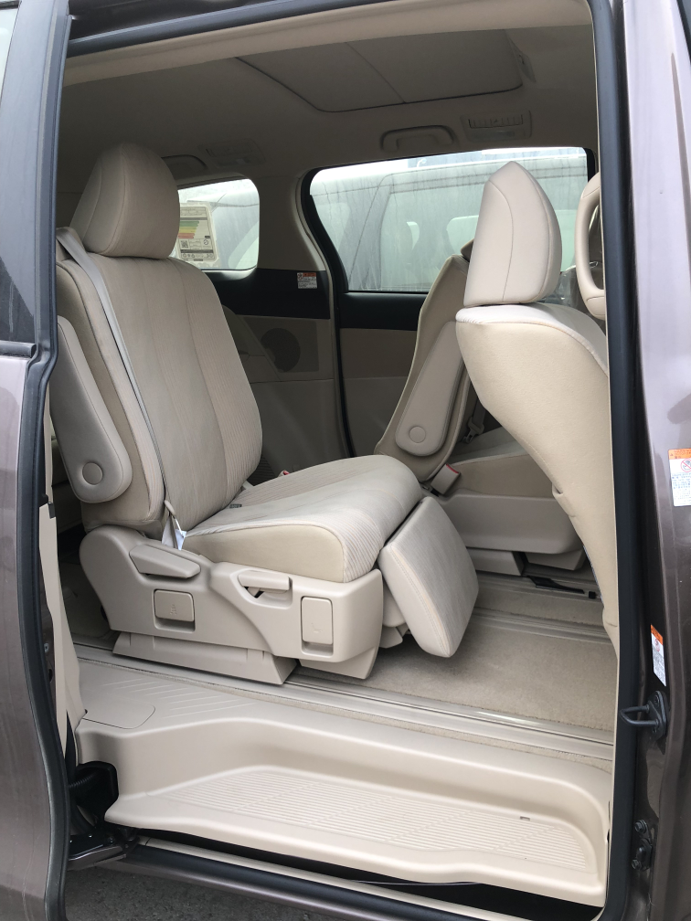 新的丰田大霸王previa不只沿袭了整个车系的一贯风格,而且在外观,内饰