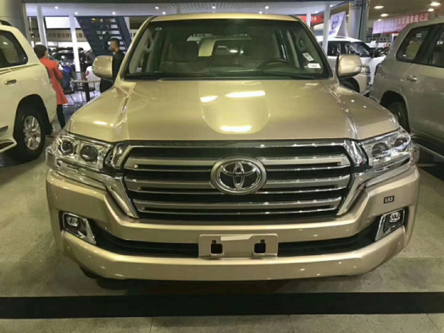 2018款进口丰田酷路泽5700金色现车报价 陆巡5.7油耗