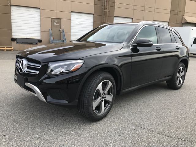 18款奔驰glc300轿跑suv车型主打跨界车型的风格语言,延续了普通版奔驰