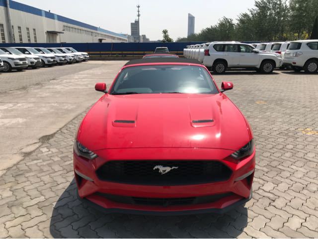 18款加版福特野马2.3t,赛道红/黑,标配,17寸轮,10速变速箱,敞篷