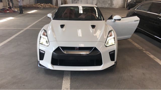 象征"战神"的gt-r经典logo新款日产gtr战神车头使用一体式的前格栅