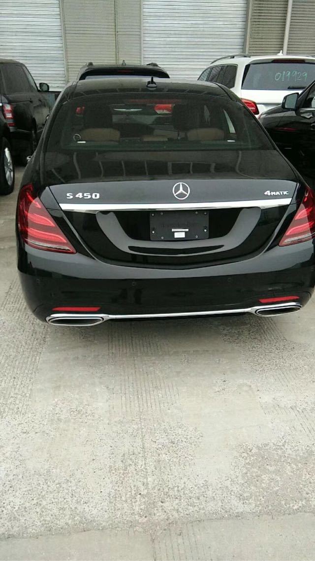 2018款奔驰s450车尾采用贯穿式镀铬装饰,尾灯组新样式的led灯带设有不