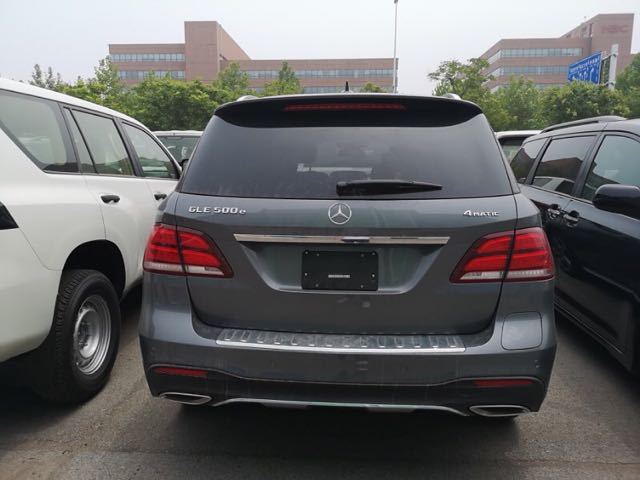 混合动力现车价格  2018款墨版奔驰gle500e的内饰也沿用了gle其他车型