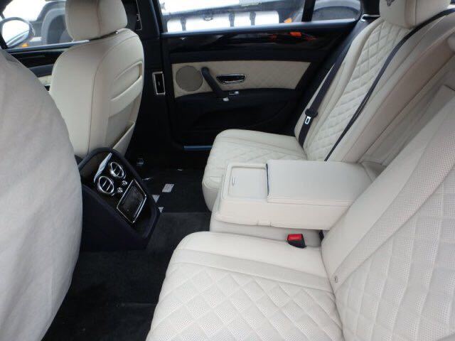 新闻中心 新闻 本地车市 车商促销 > 正文  这款宾利飞驰的内饰更上了