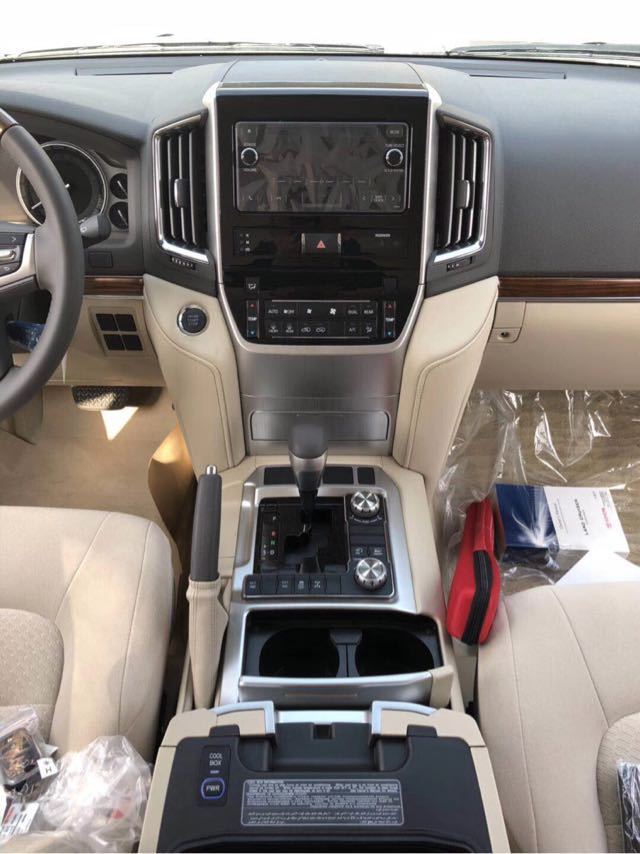 内饰方面:2018款丰田酷路泽5700为丰田首次发布,配置方面相较于此前的